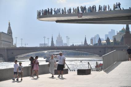 Москва. Отдыхающие  на Москворецкой набережной.