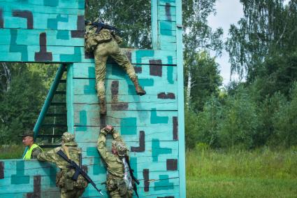 Новосибирск. Военнослужащие во время  всеармейского этапа  `Тропа разведчика ` конкурса `Отличники войсковой разведки`.