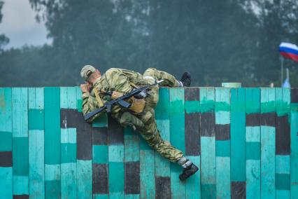 Новосибирск. Военнослужащие во время  всеармейского этапа  `Тропа разведчика ` конкурса `Отличники войсковой разведки`.