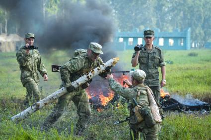 Новосибирск. Военнослужащие во время  всеармейского этапа  `Тропа разведчика ` конкурса `Отличники войсковой разведки`.