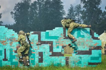 Новосибирск. Военнослужащие во время  всеармейского этапа  `Тропа разведчика ` конкурса `Отличники войсковой разведки`.