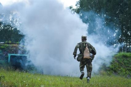 Новосибирск. Военнослужащие во время  всеармейского этапа  `Тропа разведчика ` конкурса `Отличники войсковой разведки`.