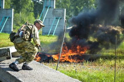 Новосибирск. Военнослужащие во время  всеармейского этапа  `Тропа разведчика ` конкурса `Отличники войсковой разведки`.