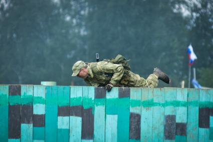 Новосибирск. Военнослужащие во время  всеармейского этапа  `Тропа разведчика ` конкурса `Отличники войсковой разведки`.