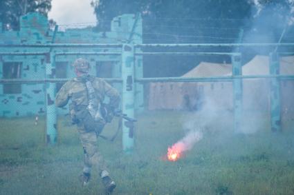 Новосибирск. Военнослужащие во время  всеармейского этапа  `Тропа разведчика ` конкурса `Отличники войсковой разведки`.