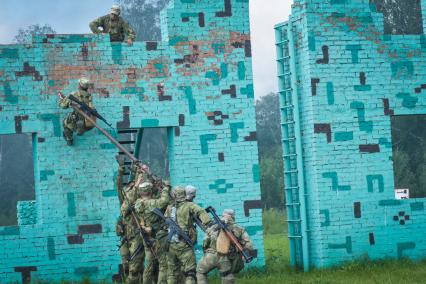 Новосибирск. Военнослужащие во время  всеармейского этапа  `Тропа разведчика ` конкурса `Отличники войсковой разведки`.