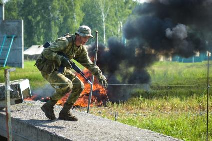 Новосибирск. Военнослужащие во время  всеармейского этапа  `Тропа разведчика ` конкурса `Отличники войсковой разведки`.