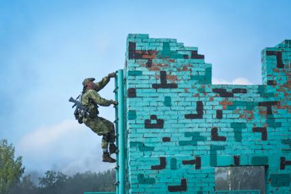 Новосибирск. Военнослужащие во время  всеармейского этапа  `Тропа разведчика ` конкурса `Отличники войсковой разведки`.