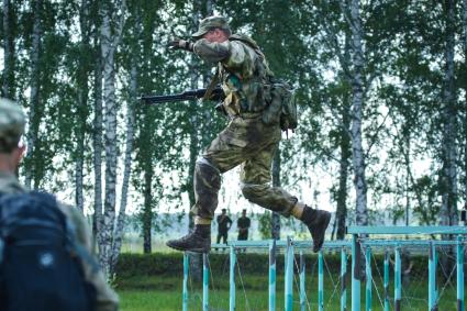 Новосибирск. Военнослужащие во время  всеармейского этапа  `Тропа разведчика ` конкурса `Отличники войсковой разведки`.