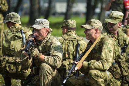 Новосибирск. Военнослужащие во время  всеармейского этапа  `Тропа разведчика ` конкурса `Отличники войсковой разведки`.