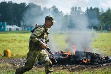 Новосибирск. Военнослужащие во время  всеармейского этапа  `Тропа разведчика ` конкурса `Отличники войсковой разведки`.