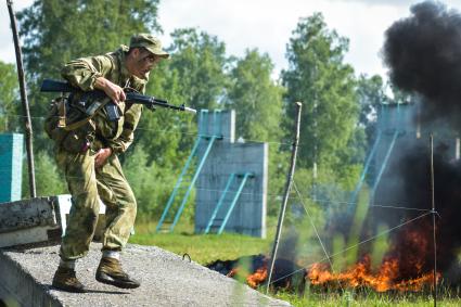 Новосибирск. Военнослужащие во время  всеармейского этапа  `Тропа разведчика ` конкурса `Отличники войсковой разведки`.