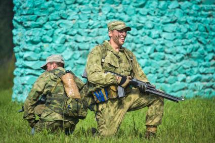 Новосибирск. Военнослужащие во время  всеармейского этапа  `Тропа разведчика ` конкурса `Отличники войсковой разведки`.