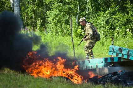 Новосибирск. Военнослужащие во время  всеармейского этапа  `Тропа разведчика ` конкурса `Отличники войсковой разведки`.