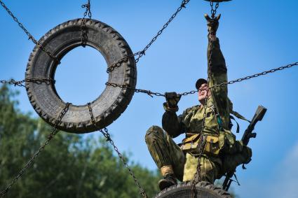 Новосибирск. Военнослужащие во время  всеармейского этапа  `Тропа разведчика ` конкурса `Отличники войсковой разведки`.