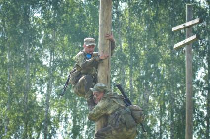 Новосибирск. Военнослужащие во время  всеармейского этапа  `Тропа разведчика ` конкурса `Отличники войсковой разведки`.