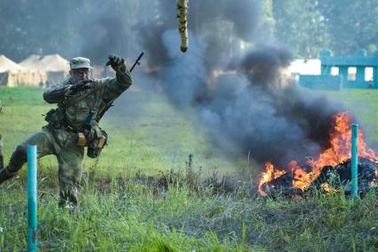 Новосибирск. Военнослужащие во время  всеармейского этапа  `Тропа разведчика ` конкурса `Отличники войсковой разведки`.