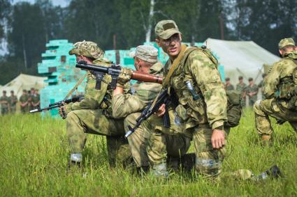 Новосибирск. Военнослужащие во время  всеармейского этапа  `Тропа разведчика ` конкурса `Отличники войсковой разведки`.