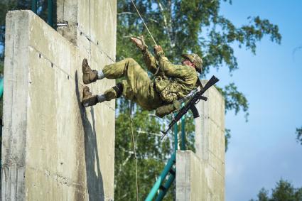 Новосибирск. Военнослужащие во время  всеармейского этапа  `Тропа разведчика ` конкурса `Отличники войсковой разведки`.