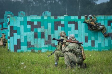 Новосибирск. Военнослужащие во время  всеармейского этапа  `Тропа разведчика ` конкурса `Отличники войсковой разведки`.