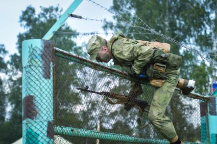 Новосибирск. Военнослужащие во время  всеармейского этапа  `Тропа разведчика ` конкурса `Отличники войсковой разведки`.