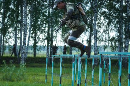 Новосибирск. Военнослужащие во время  всеармейского этапа  `Тропа разведчика ` конкурса `Отличники войсковой разведки`.