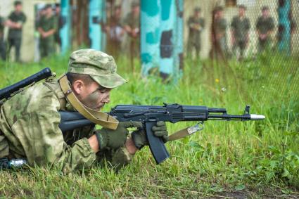 Новосибирск. Военнослужащие во время  всеармейского этапа  `Тропа разведчика ` конкурса `Отличники войсковой разведки`.