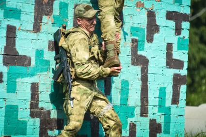 Новосибирск. Военнослужащие во время  всеармейского этапа  `Тропа разведчика ` конкурса `Отличники войсковой разведки`.