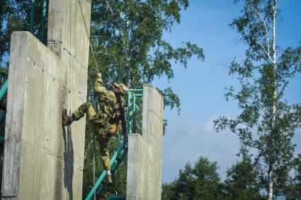 Новосибирск. Военнослужащие во время  всеармейского этапа  `Тропа разведчика ` конкурса `Отличники войсковой разведки`.