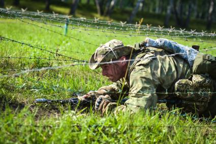 Новосибирск. Военнослужащие во время  всеармейского этапа  `Тропа разведчика ` конкурса `Отличники войсковой разведки`.