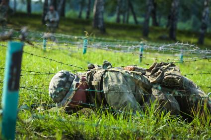 Новосибирск. Военнослужащие во время  всеармейского этапа  `Тропа разведчика ` конкурса `Отличники войсковой разведки`.