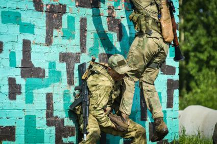 Новосибирск. Военнослужащие во время  всеармейского этапа  `Тропа разведчика ` конкурса `Отличники войсковой разведки`.