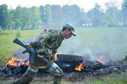 Новосибирск. Военнослужащие во время  всеармейского этапа  `Тропа разведчика ` конкурса `Отличники войсковой разведки`.