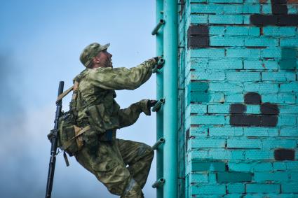 Новосибирск. Военнослужащие во время  всеармейского этапа  `Тропа разведчика ` конкурса `Отличники войсковой разведки`.