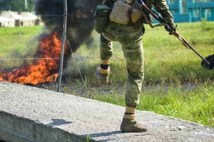 Новосибирск. Военнослужащие во время  всеармейского этапа  `Тропа разведчика ` конкурса `Отличники войсковой разведки`.