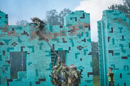Новосибирск. Военнослужащие во время всеармейского этапа `Тропа разведчика ` конкурса `Отличники войсковой разведки`.