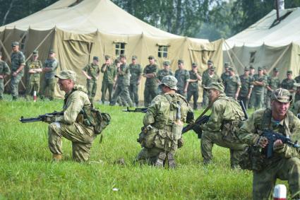 Новосибирск. Военнослужащие во время  всеармейского этапа  `Тропа разведчика ` конкурса `Отличники войсковой разведки`.