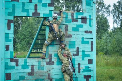 Новосибирск. Военнослужащие во время  всеармейского этапа  `Тропа разведчика ` конкурса `Отличники войсковой разведки`.