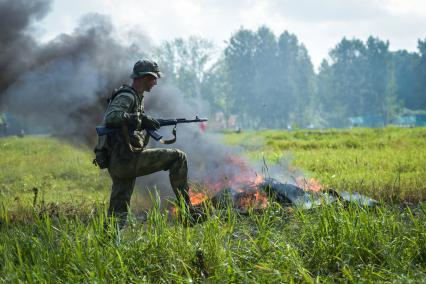 Новосибирск. Военнослужащие во время всеармейского этапа `Тропа разведчика ` конкурса `Отличники войсковой разведки`.