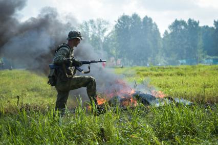 Новосибирск. Военнослужащие во время  всеармейского этапа  `Тропа разведчика ` конкурса `Отличники войсковой разведки`.