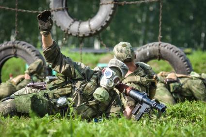 Новосибирск. Военнослужащие во время  всеармейского этапа  `Тропа разведчика ` конкурса `Отличники войсковой разведки`.