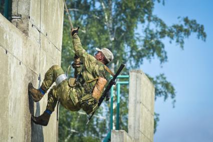Новосибирск. Военнослужащие во время всеармейского этапа `Тропа разведчика ` конкурса `Отличники войсковой разведки`.