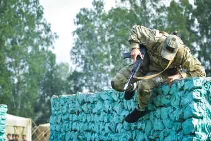 Новосибирск. Военнослужащие во время  всеармейского этапа  `Тропа разведчика ` конкурса `Отличники войсковой разведки`.