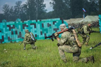 Новосибирск. Военнослужащие во время  всеармейского этапа  `Тропа разведчика ` конкурса `Отличники войсковой разведки`.