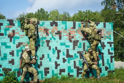 Новосибирск. Военнослужащие во время  всеармейского этапа  `Тропа разведчика ` конкурса `Отличники войсковой разведки`.