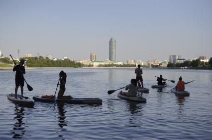 Екатеринбург. Горожане на досках для серфинга на акватории реки Исеть во время летней жары