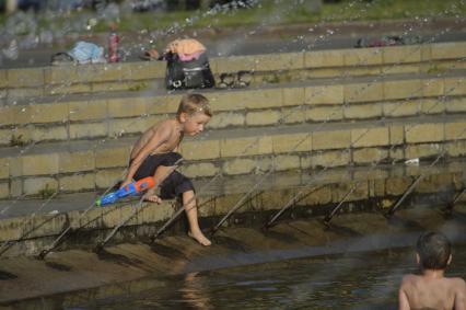 Екатеринбург. Дети купаются в фонтане на Октябрьской площади во время летней жары