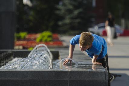 Екатеринбург. Дети у фонтана в сквере Попова во время летней жары