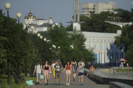 Екатеринбург. Горожане гуляют на набережной реки Исеть во время летней жары