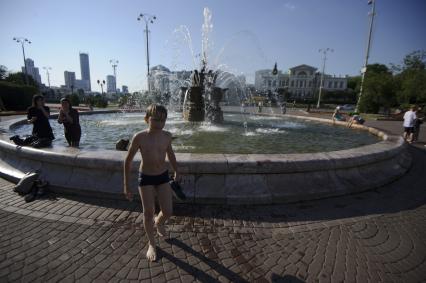 Екатеринбург. Дети купаются в фонтане на площади труда во время летней жары